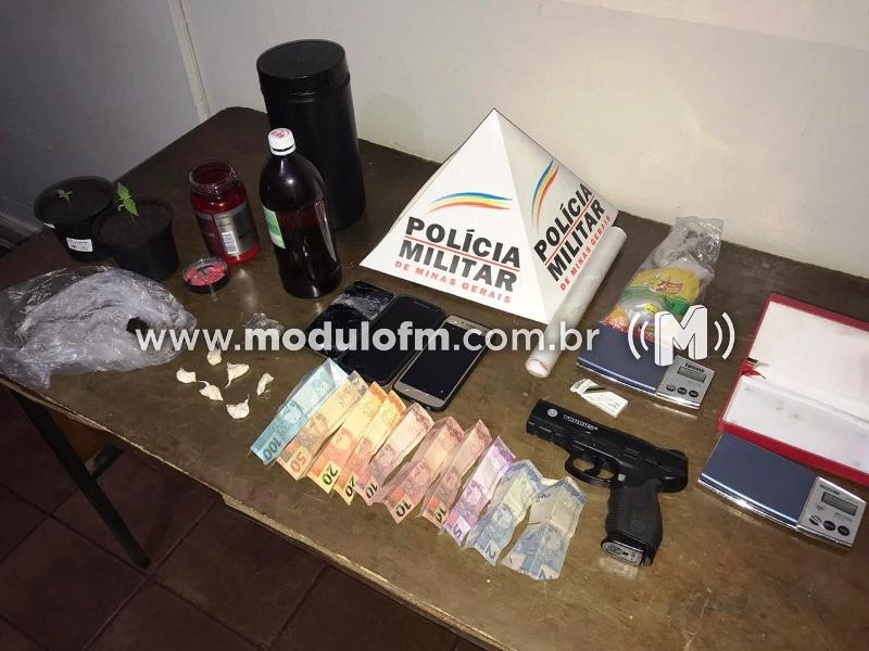 Abordagem policial apreende drogas e simulacro de arma de...