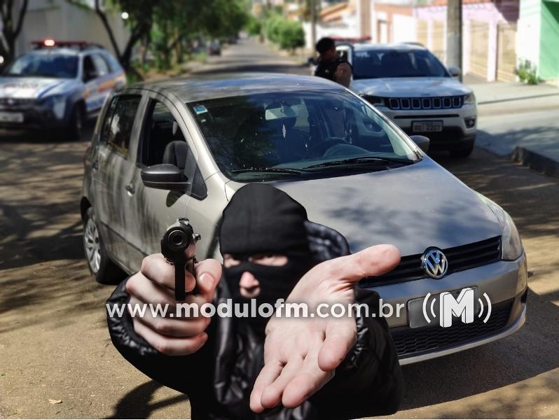 Bandido aplica golpe mata-leão em idosa de 65 anos...