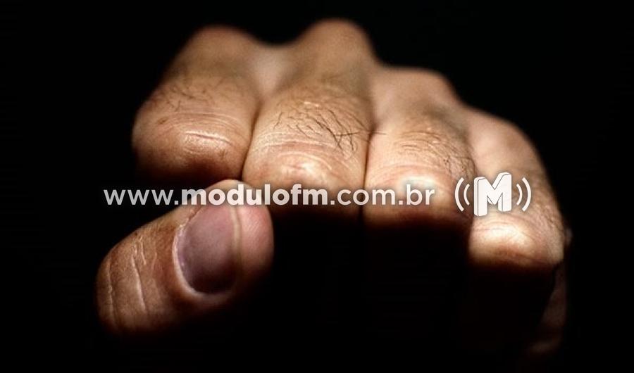 Homem é agredido com socos e chutes e suspeito...