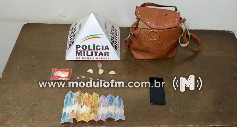 Jovem é preso após ser flagrado com drogas no...
