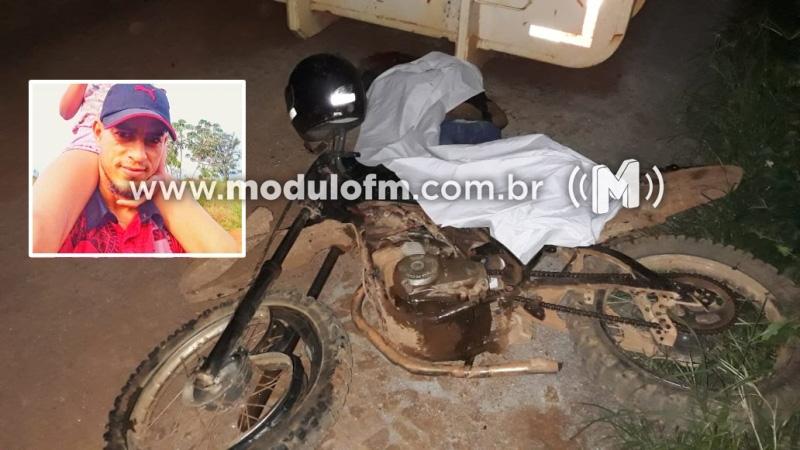 Sem capacete, motociclista morre após colidir em equipamento agrícola...