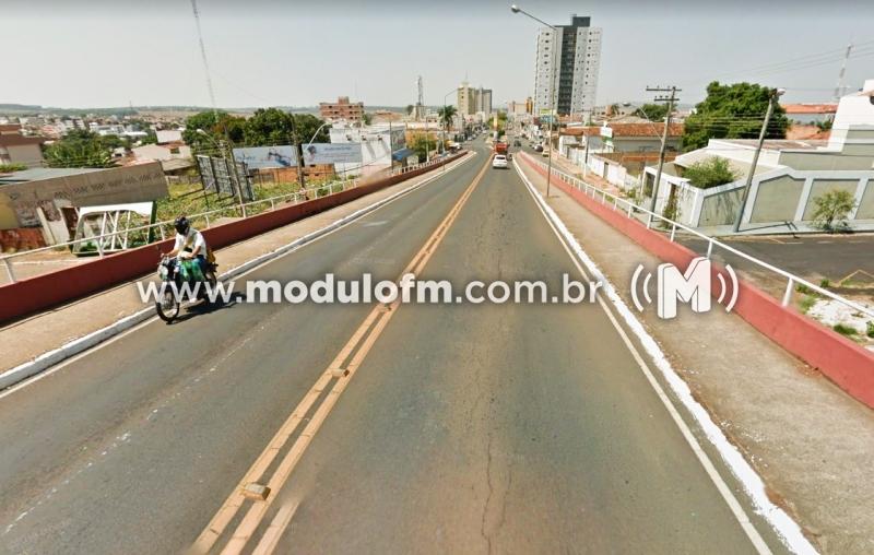 Acidente em viaduto deixa vítima ferida e causa transtornos...