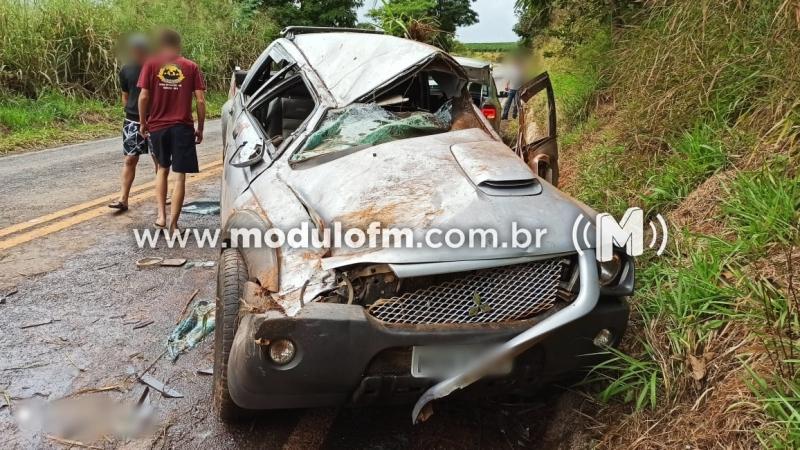 Caminhonete fica destruída após bater em barranco e motorista...