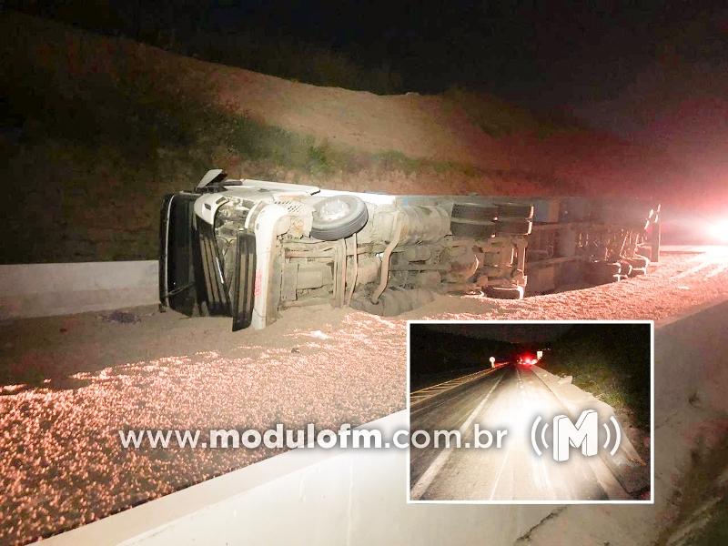 Carreta perde os freios e tomba na curva da...
