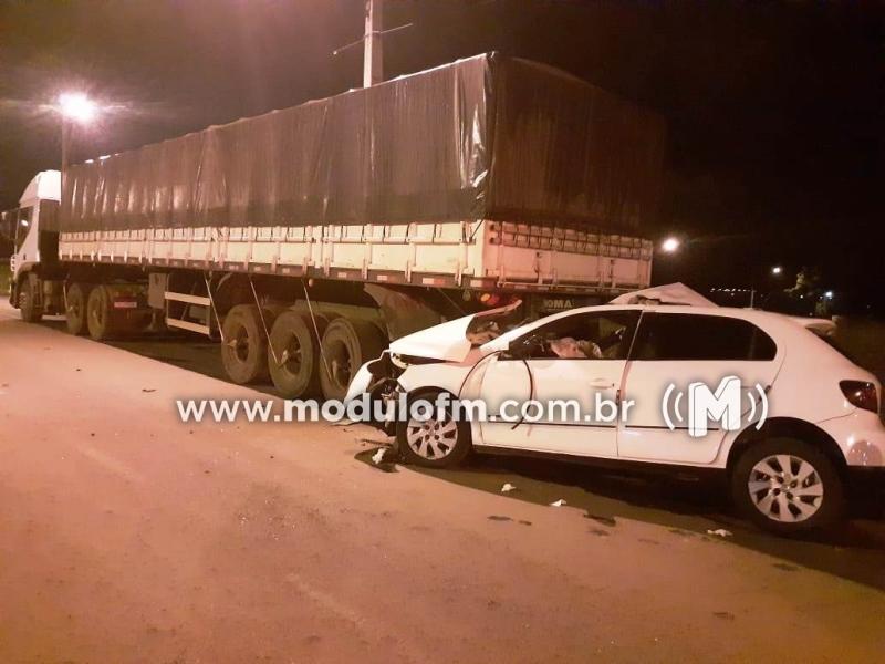 Homem foge da polícia, é perseguido e bate carro...