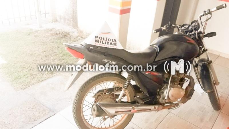 Jovem é preso com moto sem placa e com...