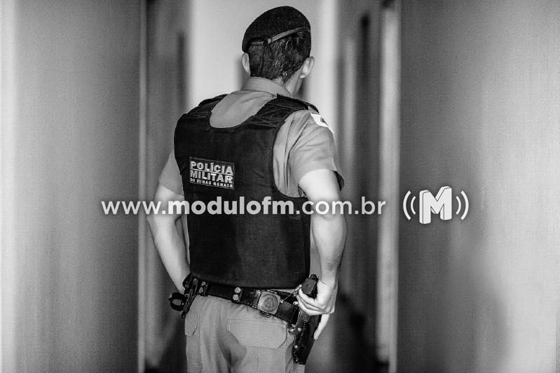Suspeito de tráfico de drogas é baleado após apontar...