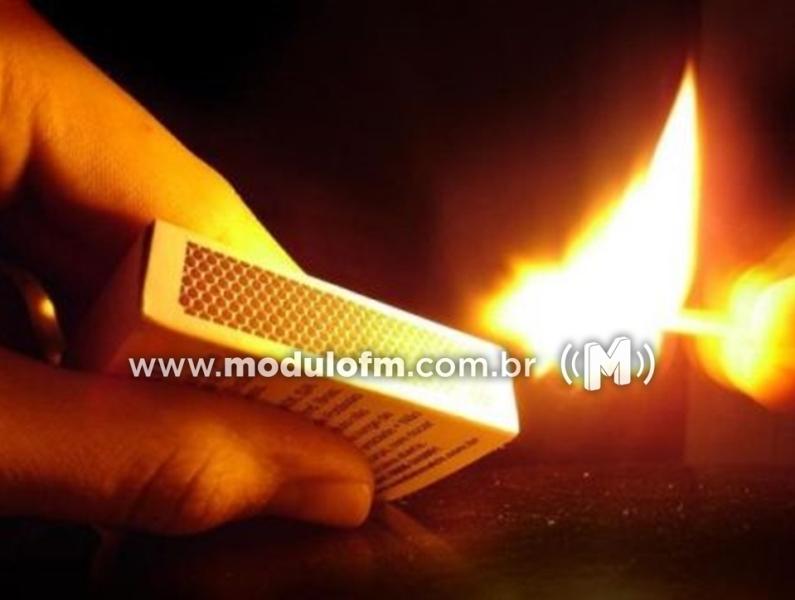 Homem ameaça atear fogo em casa de companheira após...