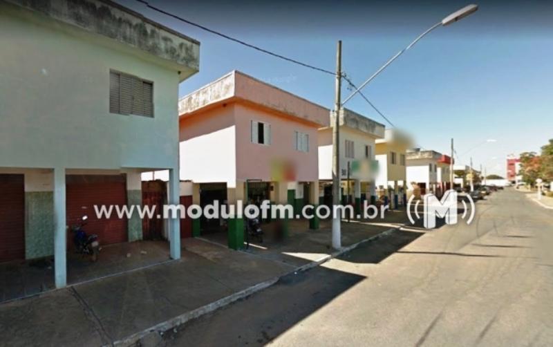 Homem fica desacordado após ser espancado por dois indivíduos...