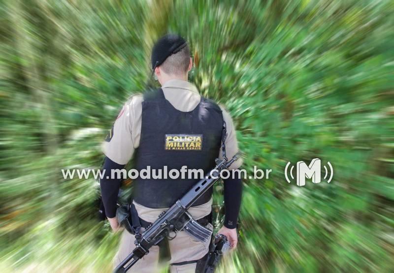 PM apreende quase 2 kg de maconha após suspeito...