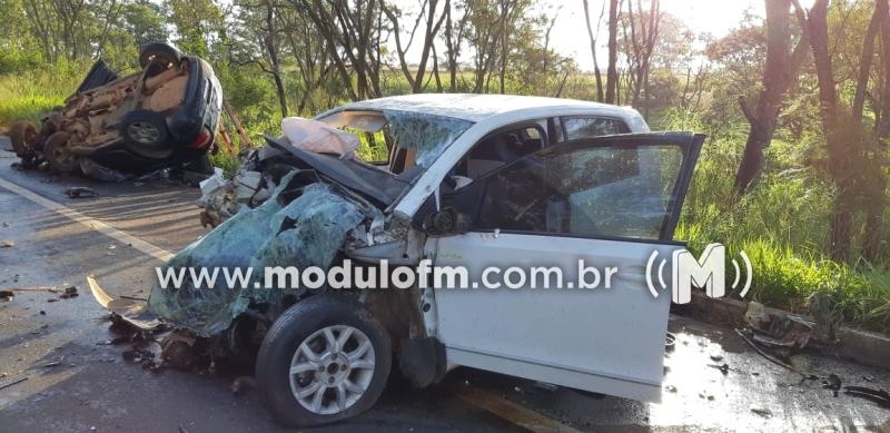 Quatro pessoas morrem em grave acidente na BR-365 em...