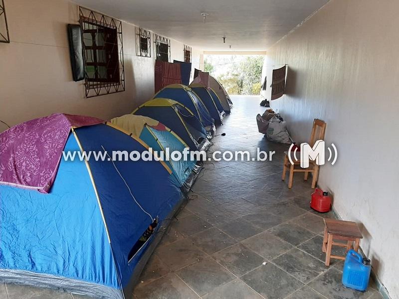 SESTRAN e Polícia Militar fecham alojamento com 30 pessoas...
