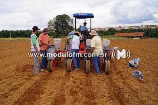 Secretaria de Agricultura promete regularizar débito de bolsas junto...
