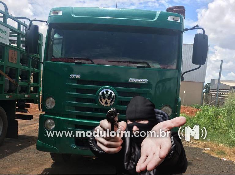 Carga de botijões de gás roubada em Uberlândia é localizada em área rural de Patrocínio