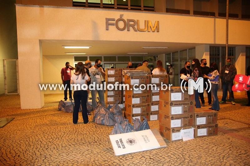Eleições 2020: urnas são levadas às escolas para votação...