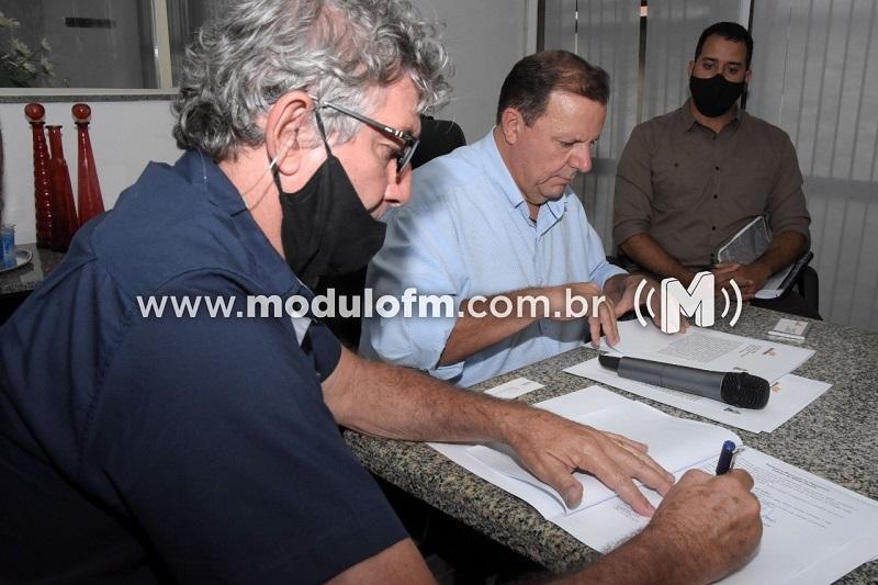 Prefeito assina contrato para construção da Avenida Sanitária entre...