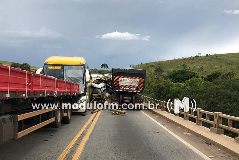 Idoso morre em acidente entre cinco carros na BR-262...