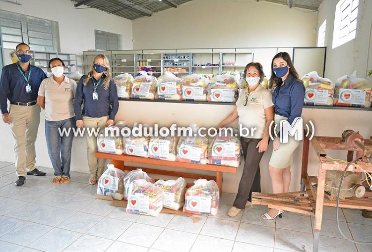 Sicoob Coopacredi finaliza campanha Fome de Cooperação e doa 11 toneladas de alimentos para entidades
