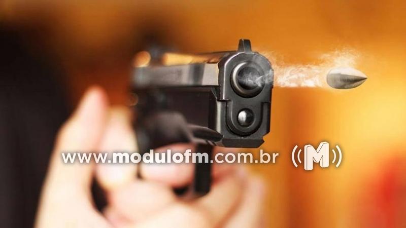 Criminosos armados invadem casa de carnes e atiram para...
