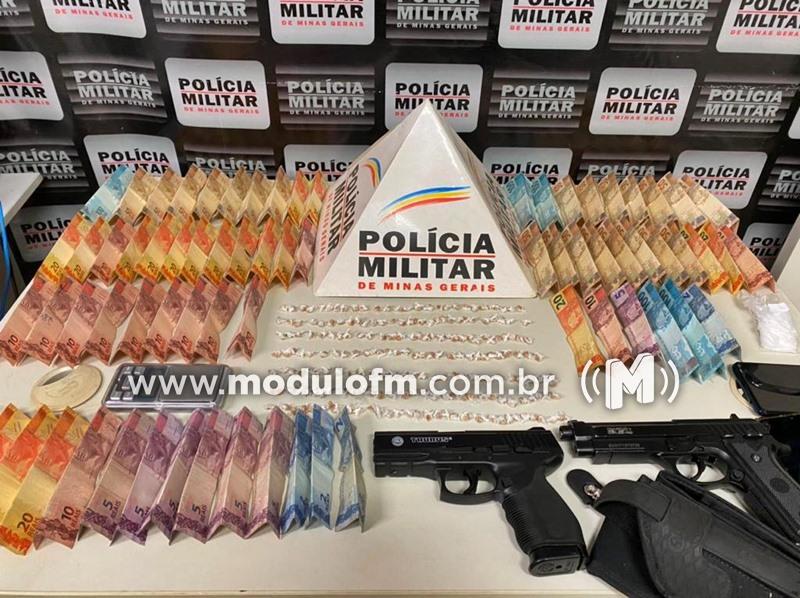 Após perseguição, PM prende dois homens e apreende réplicas...