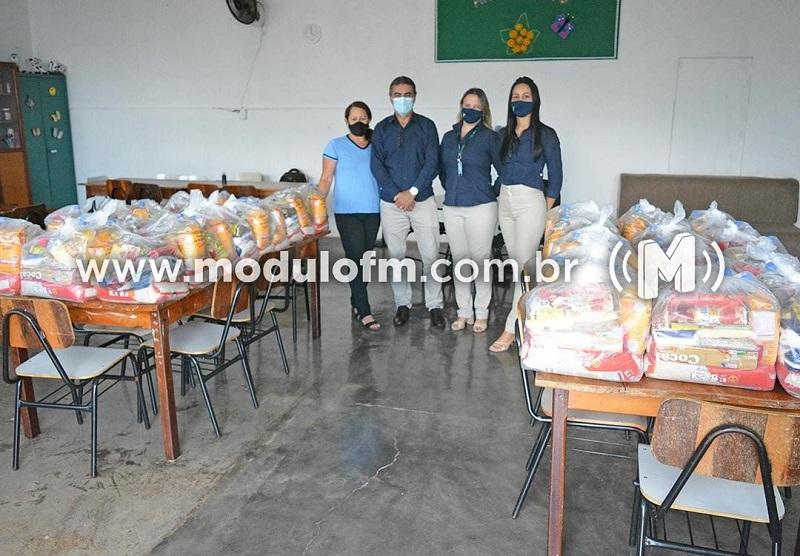 Sicoob Coopacredi realiza entrega de alimentos para entidades assistenciais...
