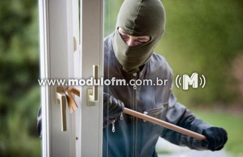 Residência é invadida e objetos são furtados no bairro...