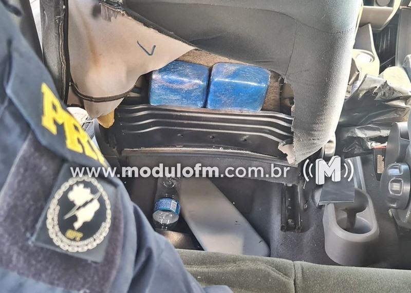 Homem foge da polícia e após perseguição abandona carro...