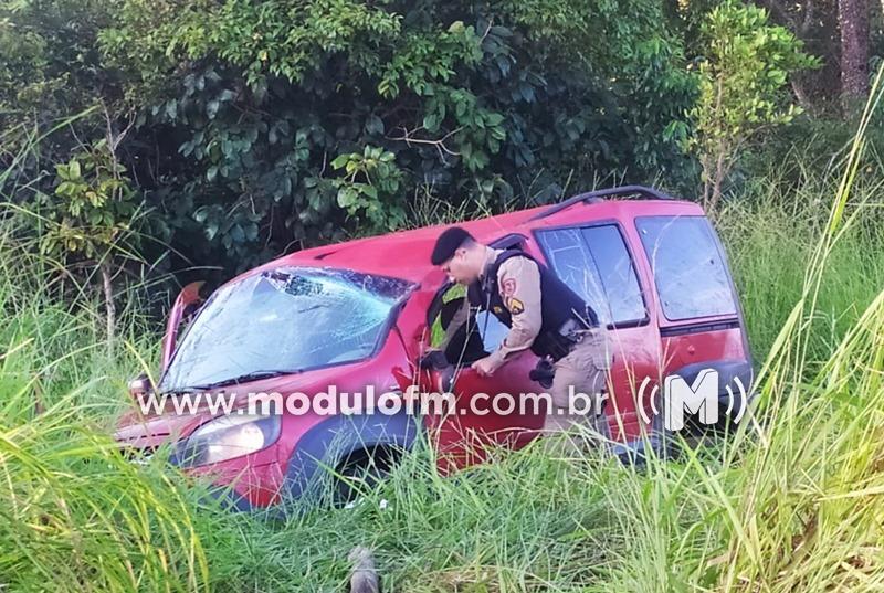 Imagem 1 do post Homem incendeia veículo, furta ambulância, bate em poste, rouba outro veículo e sofre acidente