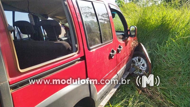 Imagem 2 do post Homem incendeia veículo, furta ambulância, bate em poste, rouba outro veículo e sofre acidente