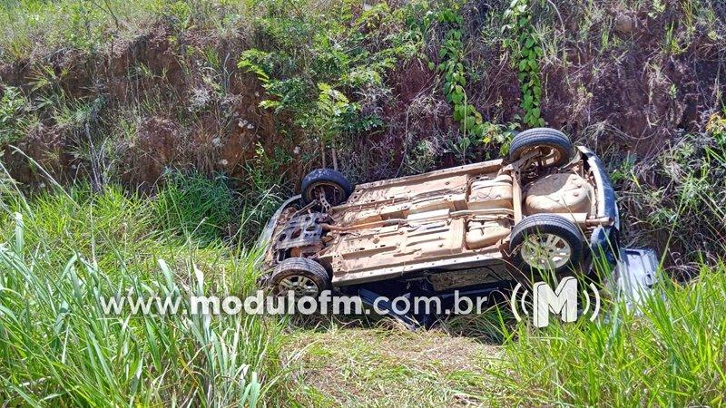 Imagem 1 do post Motorista tenta desviar de veículo que estava na contramão, capota carro e três pessoas ficam feridas na MGC-462