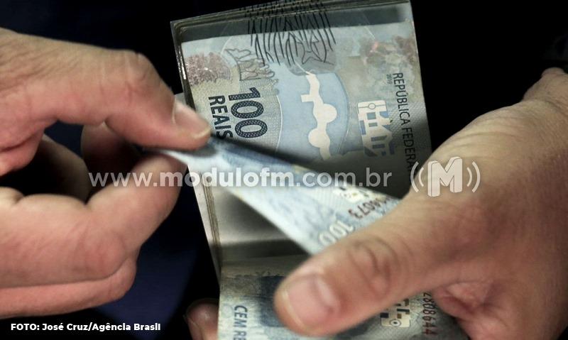 Trabalhadores nascidos em outubro poderão realizar o saque de...