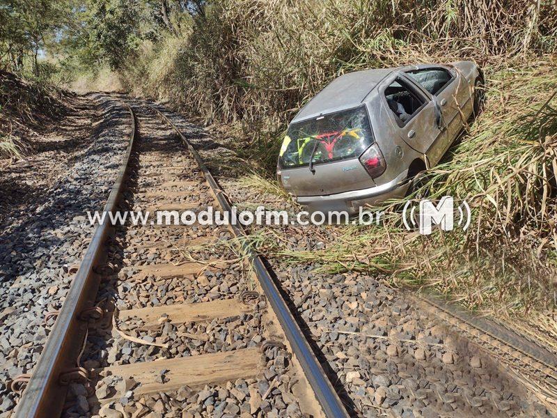 Idoso e filho ficam feridos após carro cair em...