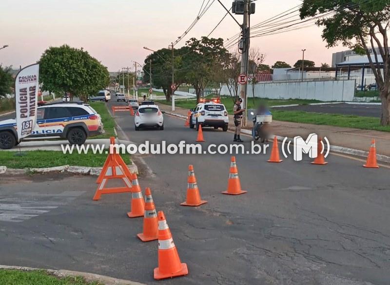 PM realiza operações para coibir infrações no trânsito em...