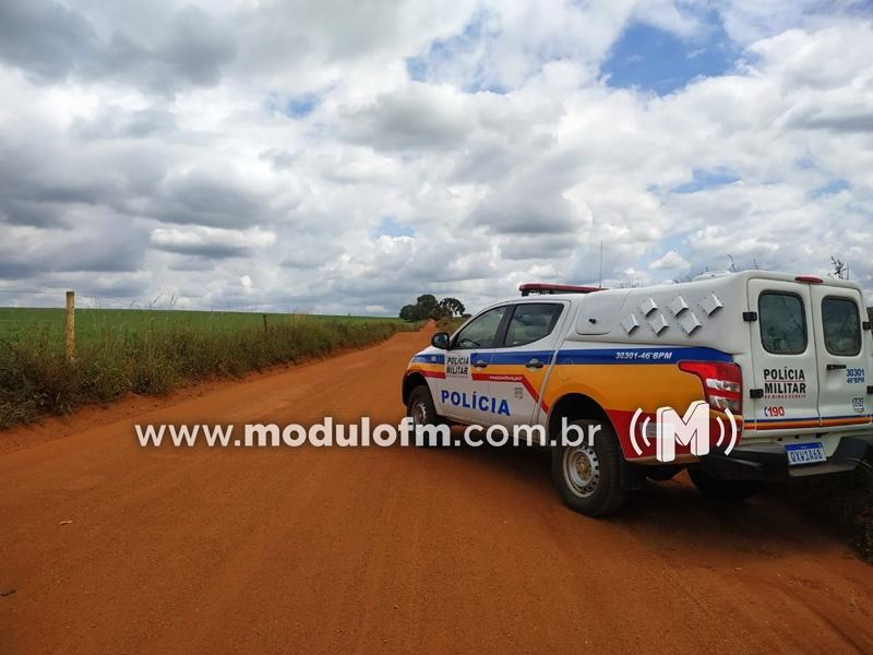 Trio armado com machado e facão aborda motorista e...
