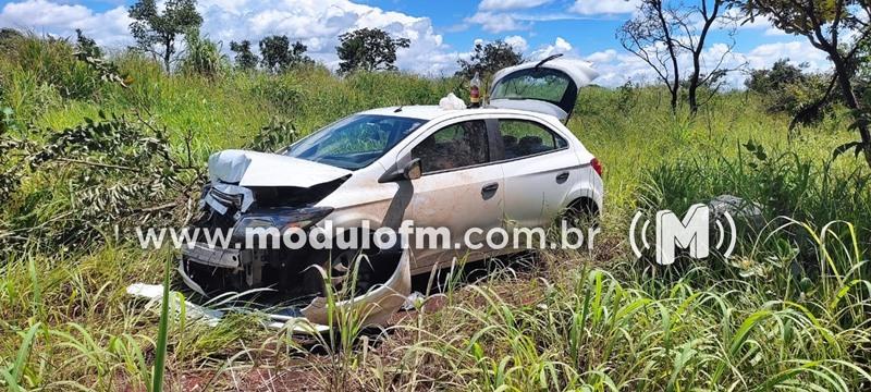 Carro roubado em Uberlândia se envolve em acidente na...