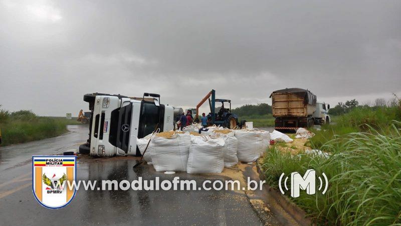 Caminhoneiro fica ferido após carreta tombar no trevo da...