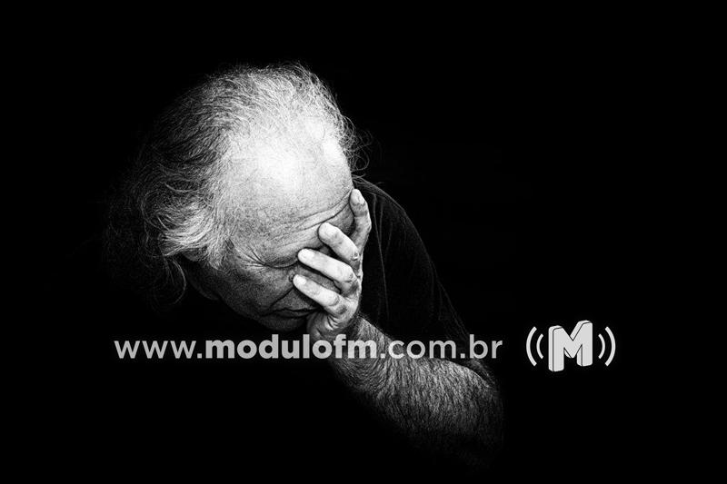 Mulher aproveita da generosidade de idoso de 80 anos...