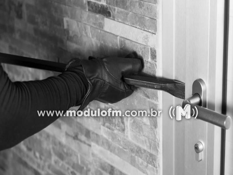Residência é arrombada e R$ 1 mil são furtados de guarda-roupa em Patrocínio