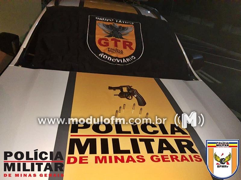 Homem detido por porte ilegal de arma de fogo...