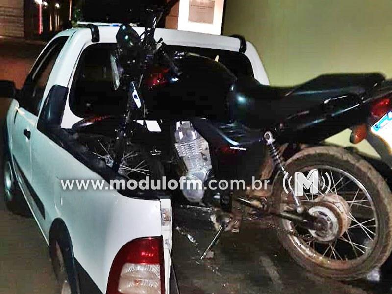 Motociclista sem habilitação foge da polícia e acaba no...