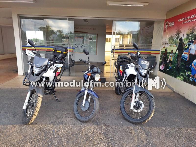PM prende homem que transitava em motocicleta com placa...