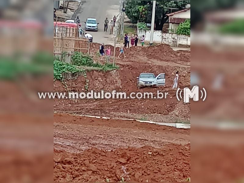Homem sofre ferimentos após carro cair na obra de...