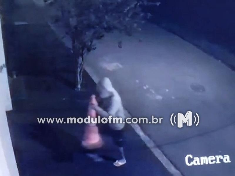 Vídeo: Indivíduo encapuzado é flagrado marcando residência com cone...