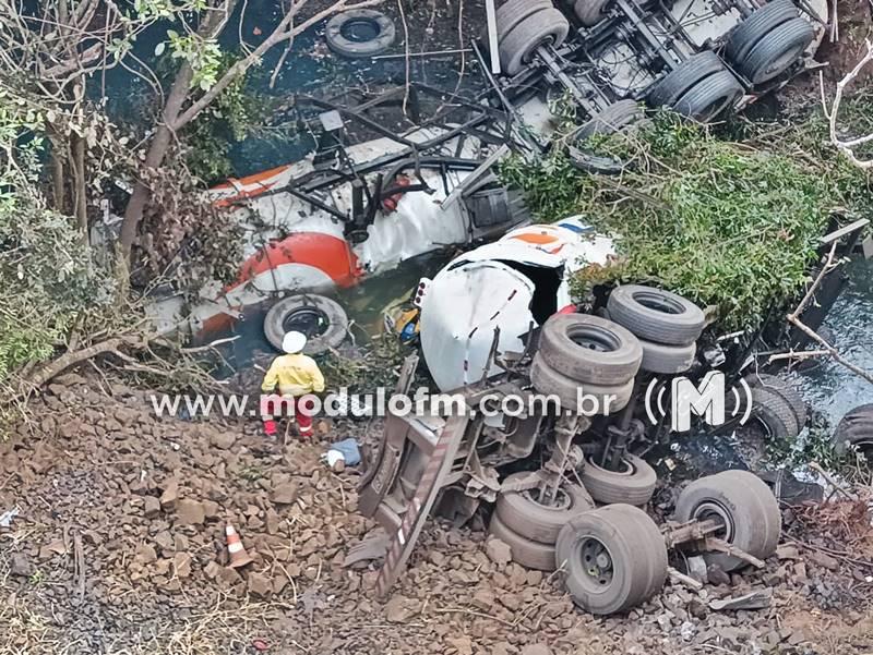 Acidente com caminhão-tanque deixa motorista morto e interdita BR-365...