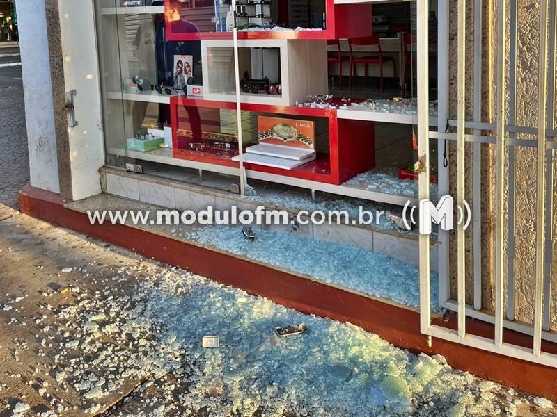 Criminosos destroem porta de vidro de ótica durante a...