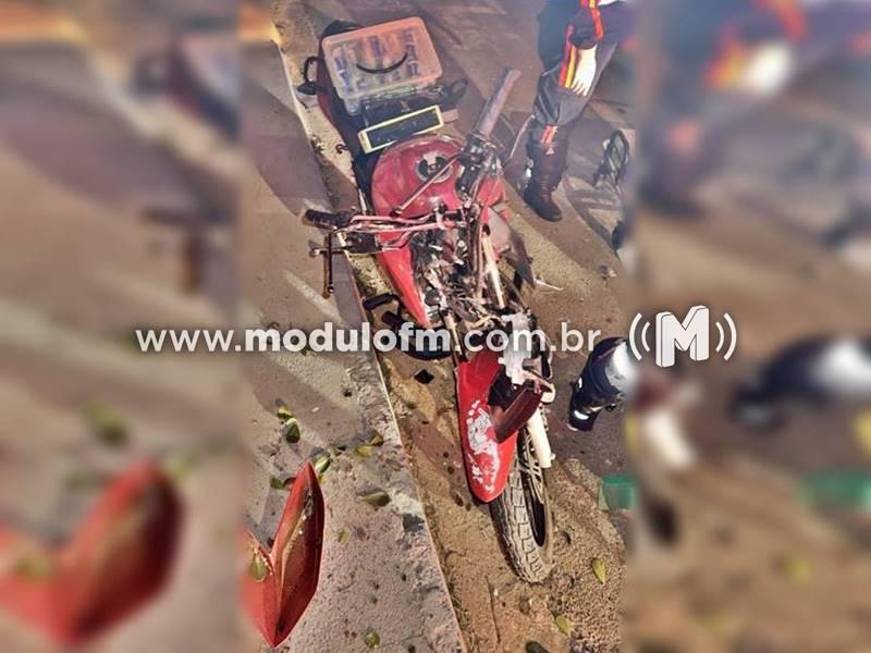 Homem fica ferido após perder controle de motocicleta e...