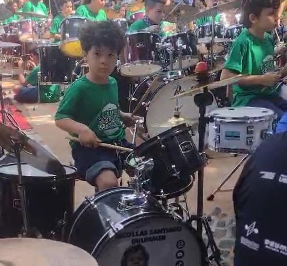 Baterista patrocinense de apenas 5 anos de idade é...
