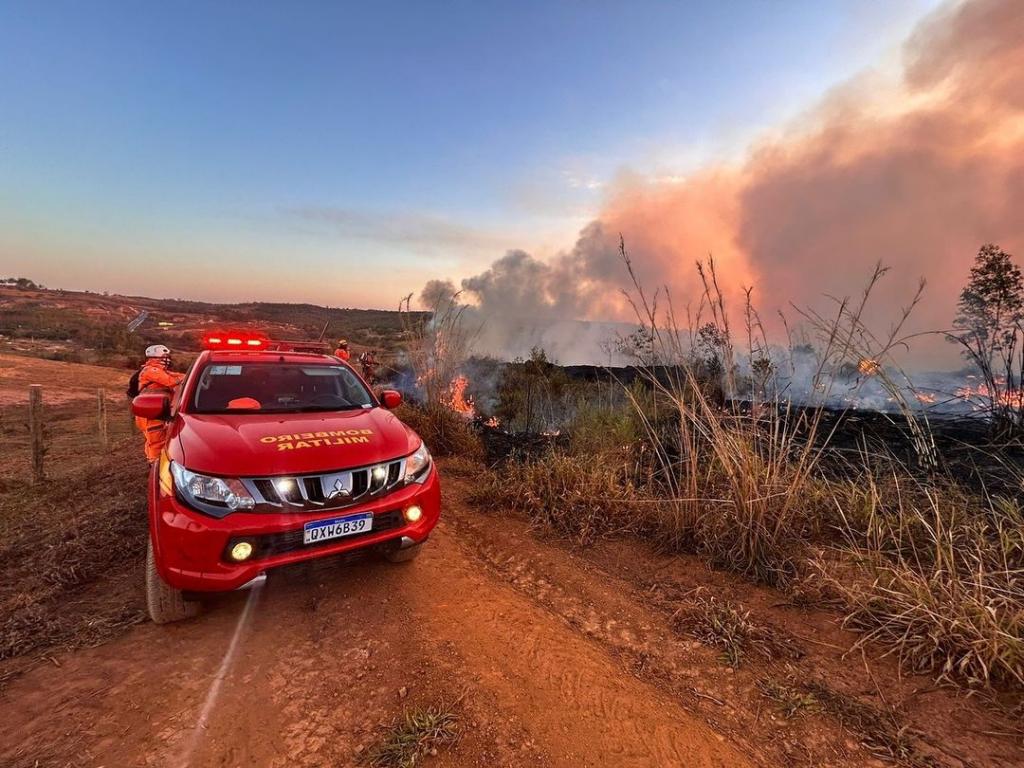 Bombeiros combatem incêndio em fazenda na região que ameaçava...