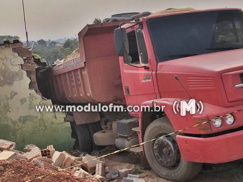 Caminhão desgovernado invade casa, assusta moradores e deixa mulher...