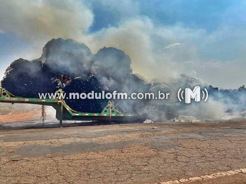 Carreta carregada de algodão pega fogo na MG-188 próximo...